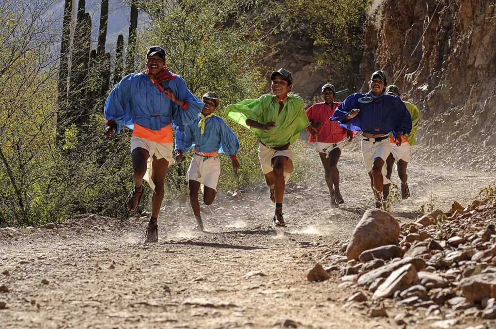 Tarahumara Raramuri peuple paysan course à pied